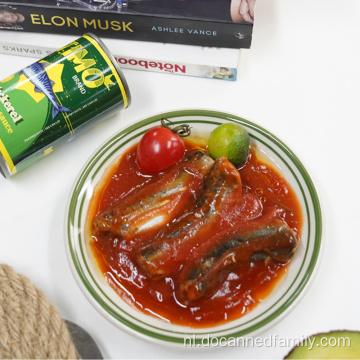 smakelijke zeevruchtenmakreel in tomatensaus